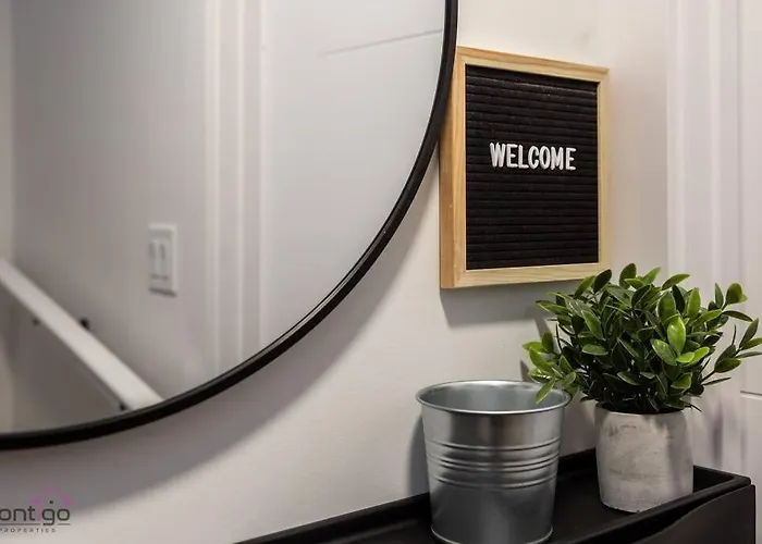 Luxe New York Style Bsmt Suite, Near Dt & Wem, King Bed, Wifi